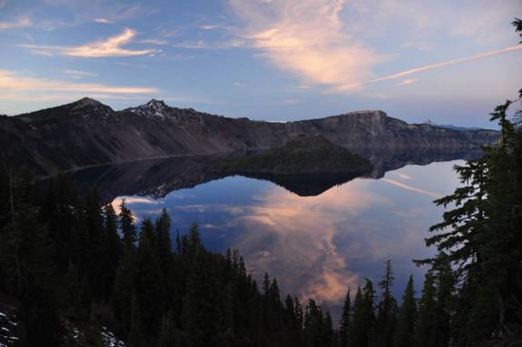 Crater Lake, o resultado de uma gigantesca explosão vulcânica sete mil anos atrás, no sul do Oregon, estado da costa oeste dos Estados Unidos